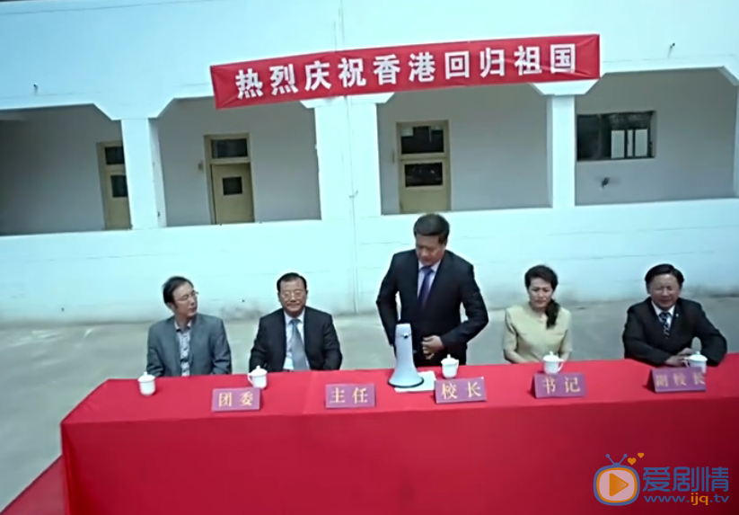 那年青春我们正好《泰坦尼克号》与剧中时间冲突吗？那年青春我们正好穿越了吗？