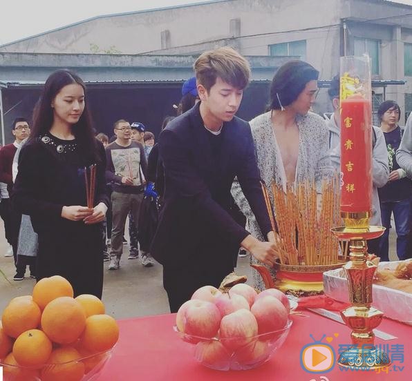 柜中美人片场照