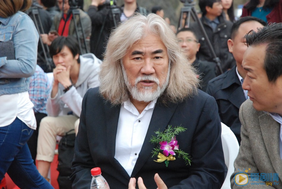 侠客行剧情介绍   《侠客行》发布会，《侠客行》在浙江安吉正式宣布开机，张纪中携导演钟少雄、赵箭、主演蔡宜达、张嘉倪、李净洋、艺人总监王胜伟出席。