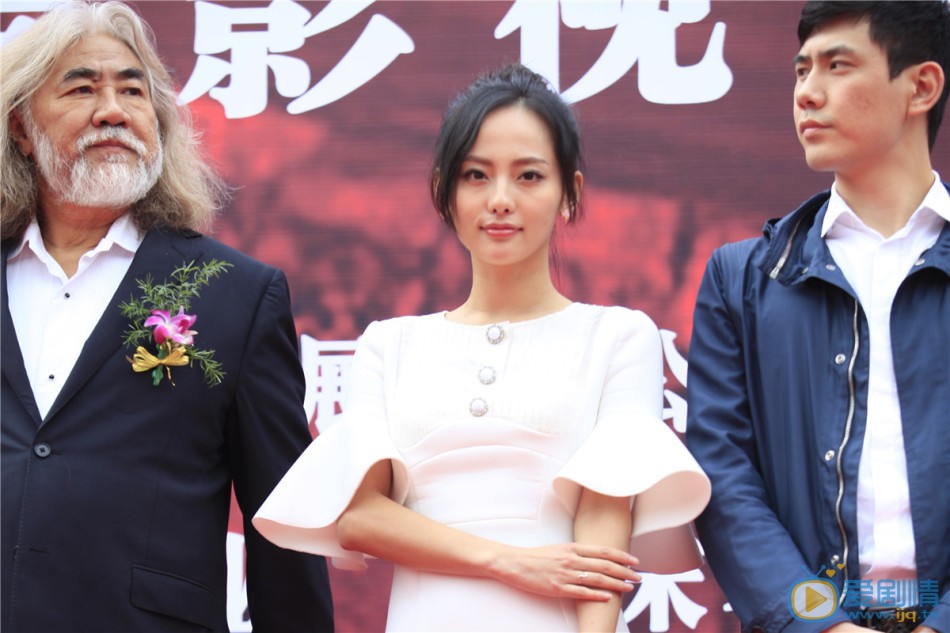 侠客行剧情介绍   《侠客行》发布会 《侠客行》在浙江安吉正式宣布开机，张纪中携导演钟少雄、赵箭、主演蔡宜达、张嘉倪、李净洋、艺人总监王胜伟出席。