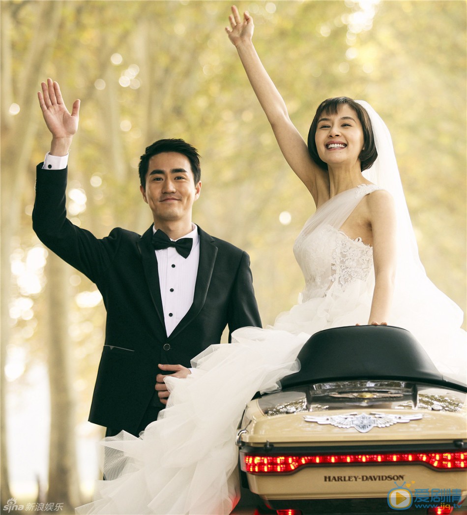 剧照《一起长大》杨W王子文婚礼 邵兵现身 近日新剧《一起长大》举行媒体探班，片场杨W王子文正办剧中婚礼，兼顾导演的邵兵现身，三人关系微妙。