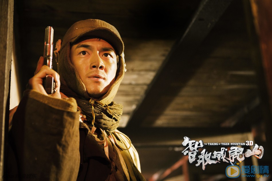 《智取威虎山3D》林更新饰演少剑波 电影《智取威虎山3D》12月24日将映，林更新、佟丽娅、陈晓与导演徐克现身发布会。佟丽娅短裙秀美腿，陈晓林更新比帅。郑福德/图