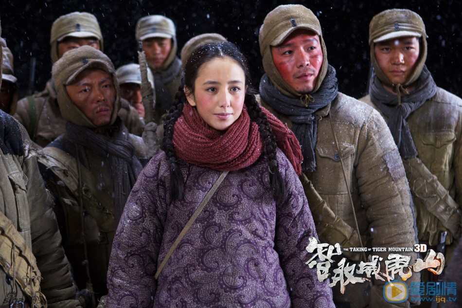 《智取威虎山3D》佟丽娅饰演白茹 电影《智取威虎山3D》12月24日将映，林更新、佟丽娅、陈晓与导演徐克现身发布会。佟丽娅短裙秀美腿，陈晓林更新比帅。郑福德/图