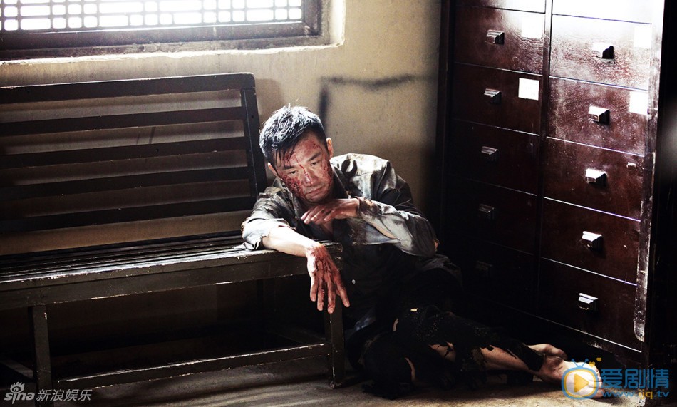 《暴雨将至》精彩剧照  黄志忠《暴雨将至》上演惨烈一幕：黄志忠不仅衣衫褴褛，更满脸伤疤血腥十足，可谓“惨不忍睹”。该剧黄志忠陈小春俞灏明“三个男人一台戏”令人期待。