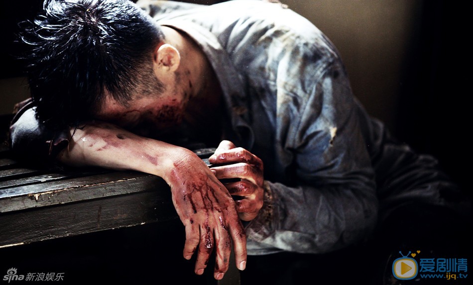 《暴雨将至》精彩剧照 黄志忠《暴雨将至》上演惨烈一幕：黄志忠不仅衣衫褴褛，更满脸伤疤血腥十足，可谓“惨不忍睹”。该剧黄志忠陈小春俞灏明“三个男人一台戏”令人期待。