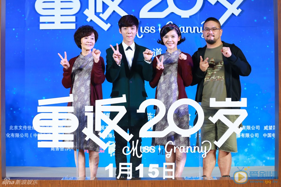 “二二”卖萌版合影 11月2日，电影《重返20岁》发布会在京举行，现场宣布影片定档1月15日，影片演员鹿晗，杨子姗，归亚蕾现身，杨子姗活动现场赞鹿晗太呆萌。