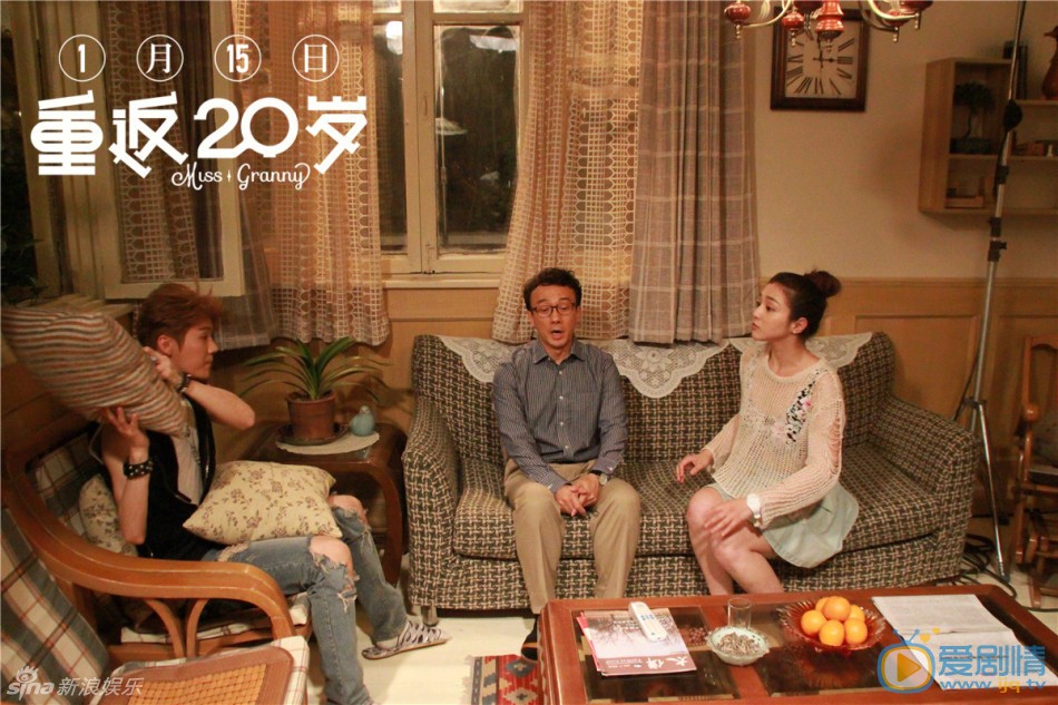 杨子姗与陈柏霖剧照 《重返20岁》公布了“奶奶去哪儿”版人物海报。与以往其他电影的人物海报不同的是，这款海报形成了一场有趣的对话，“萌孙”鹿晗惊讶的询问“奶奶去哪儿了？”