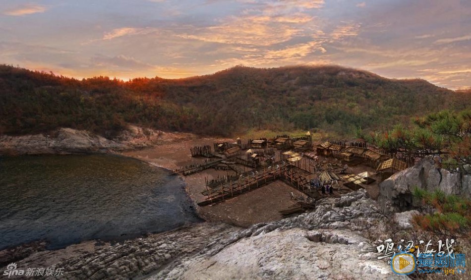 碧波津 龟船建造地剧照 大至海战场面全景，细至作战指挥室的布局，跃船攻击时的窒息气氛，短兵相接时的惨烈，无不呈现出影片制作上的野心。