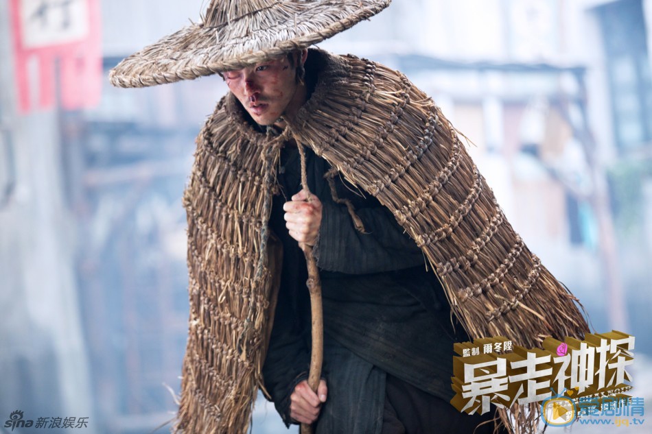 杨洋挟持阮经天 《暴走神探》曝光杨洋剧照，他的角色是一个霸气军官，导演罗卓瑶则透露他是个“漂亮又邪恶的美少年”；而用杨洋自己的话说，他饰演的是“智商很高的高富帅”。