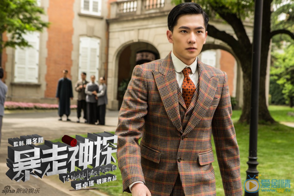 杨洋饰演富家公子 《暴走神探》曝光杨洋剧照，他的角色是一个霸气军官，导演罗卓瑶则透露他是个“漂亮又邪恶的美少年”；而用杨洋自己的话说，他饰演的是“智商很高的高富帅”。