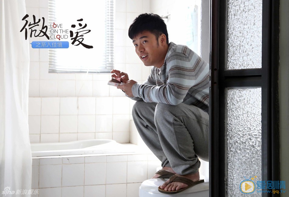电影《微爱之渐入佳境》精彩剧照由顾长卫执导的爱情喜剧《微爱之渐入佳境》即将于12月24日上映。该片由陈赫携手angelababy出演，讲述都市男女的在微时代下产生了一段让人忍俊不禁的微时代爱情。
