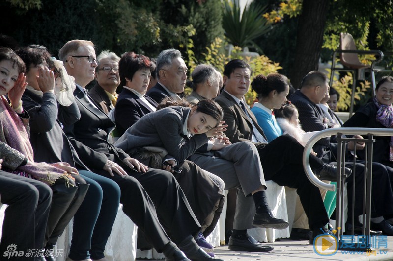 电影《微爱之渐入佳境》精彩剧照由顾长卫执导的爱情喜剧《微爱之渐入佳境》即将于12月24日上映。该片由陈赫携手angelababy出演，讲述都市男女的在微时代下产生了一段让人忍俊不禁的微时代爱情。