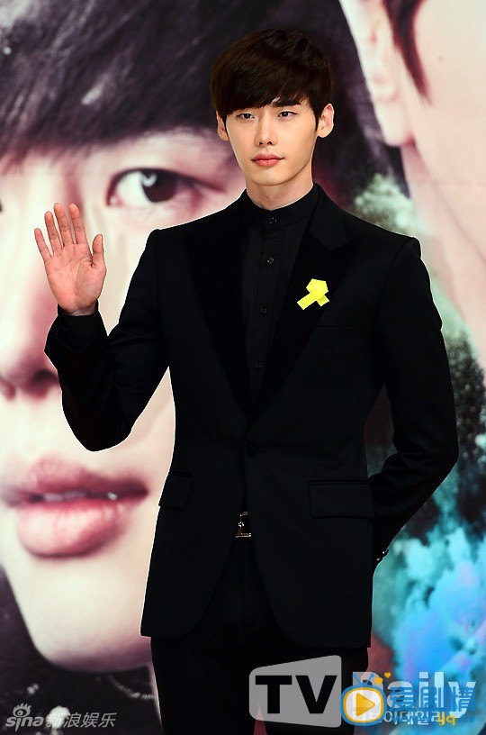 韩剧Doctor异乡人最新剧照 Doctor异乡人高清剧照 Doctor异乡人 剧情介绍  张亮 4月29日，韩剧《Doctor异乡人》在首尔举行发布会，李钟硕，朴海镇等演员出席。中国模特张亮亦现身活动，与朴海镇牵手亮相。