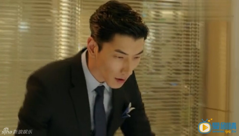 韩剧Doctor异乡人最新剧照 Doctor异乡人高清剧照 Doctor异乡人 剧情介绍  张亮欣赏模型 5月27日，张亮出演韩国SBS月火剧《Doctor异乡人》播出，与韩国演员朴海镇中文对话，两人此前便是好友，跨国的友谊和自然的演技获得称赞。