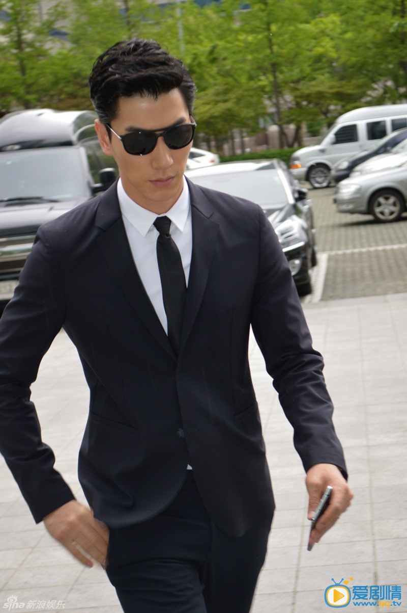 韩剧Doctor异乡人最新剧照 Doctor异乡人高清剧照 Doctor异乡人 剧情介绍  张亮特写 SBS新剧《Doctor异乡人》特别邀请张亮出演，在发布会现场，张亮正式确认出演该剧，还公布了在剧中所扮演角色――虽然戏份不多，但却是掌握着剧情关键。