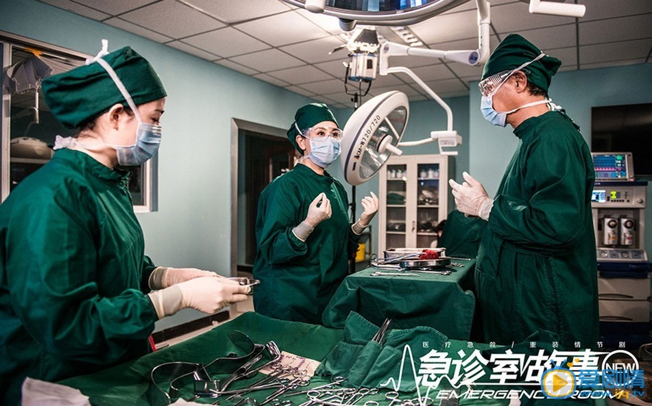 关纪洲（刘钧饰）急救中心主治医师 日前《急诊室故事》重磅推出九款角色海报，急诊群英变身“女超人”、“暖男”、“萌神”……年轻潮流标签与医护人员混搭出新鲜热辣的效果。