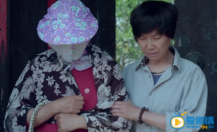 嘿老头剧情介绍 《嘿，老头！》高清剧照  海皮装老太太