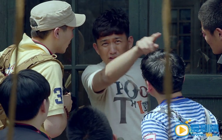 嘿老头剧情介绍 《嘿，老头！》高清剧照  记者围追堵截海皮家