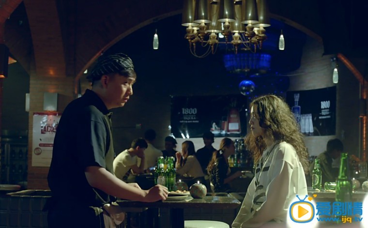 嘿老头剧情介绍 《嘿，老头！》高清剧照    易爽酒吧拒绝海皮