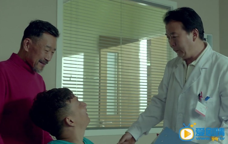 嘿老头剧情介绍 《嘿，老头！》高清剧照    医生夸老头是奇迹