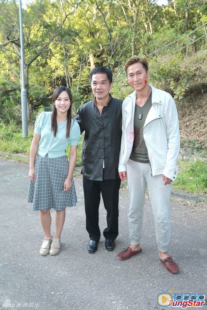 以和为贵高清剧照  李思捷 江美仪 徐子珊、马德钟、李思捷、江美仪等亮相《以和为贵》收工饭局，徐子珊朴素，江美仪携母亲亮相，抱靓狗笑开怀。