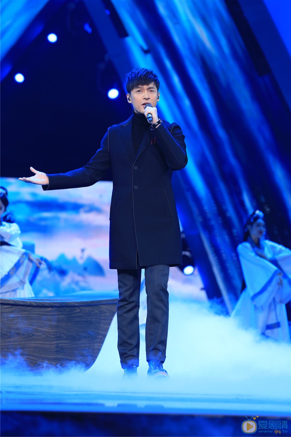 《伪装者》三兄弟齐聚东方卫视跨年演唱会 引爆银屏 胡歌12月31日，四大卫视跨年晚会同档举行。《伪装者》兄弟胡歌靳东合体东方卫视跨年晚会，独唱之外还合唱一首。王凯则独自在湖南卫视跨年，与粉丝互动比手大小。