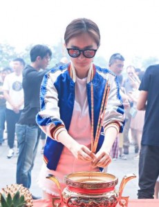 翻译官俊男靓女云集 杨幂黄轩高伟光各主创开机片场合影pose吸睛