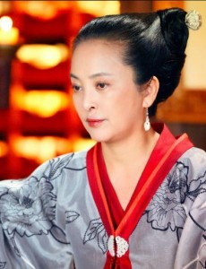 青丘狐传说是谁摔倒王夫人的？是婴宁吗？这样做的目的是什么？