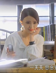 柠檬初上第19集左再骏送给孙妮的MP3是什么牌子的？孙妮听的歌叫什么？