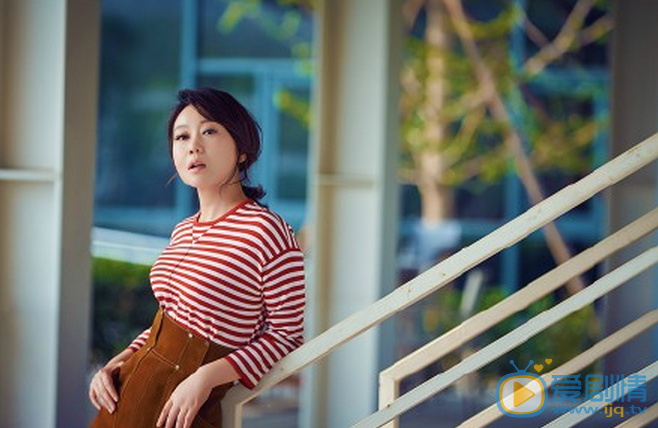 《爱的追踪》热播  “ 假小子”闫妮初夏时尚街拍写真曝光