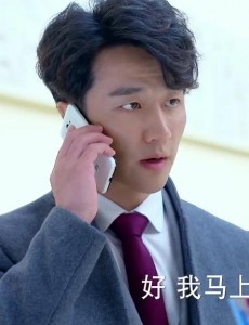 翻译官第1集中黄轩出场用的手机是什么牌子的？