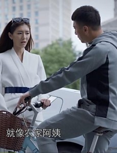 好先生江莱第30集中开的银色跑车是什么牌子的？多少钱？