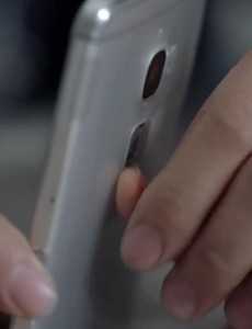 好先生关晓彤饰演的彭佳禾在剧中用的什么手机？什么牌子的手机还带指纹解锁？市场价多少钱？