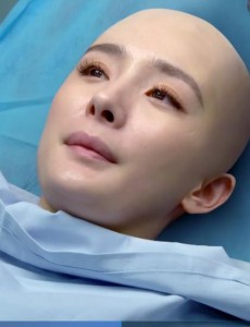 翻译官乔菲跟高家明去瑞士干什么？是去做手术吗？乔菲手术成功了吗？