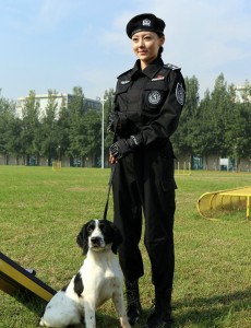 警花与警犬扮演倪娜的是谁？倪娜精通几国语言？