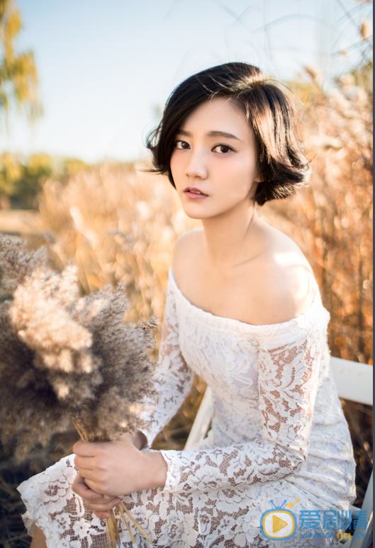  微微一笑很倾城晓玲是谁扮演的？晓玲扮演者秦语个人资料及生活照介绍