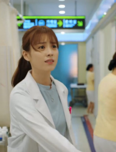 W两个世界中吴妍珠穿的运动鞋是什么牌子？盘点第9-11集中姜哲、妍珠、尹绍熙的同款服饰和价格