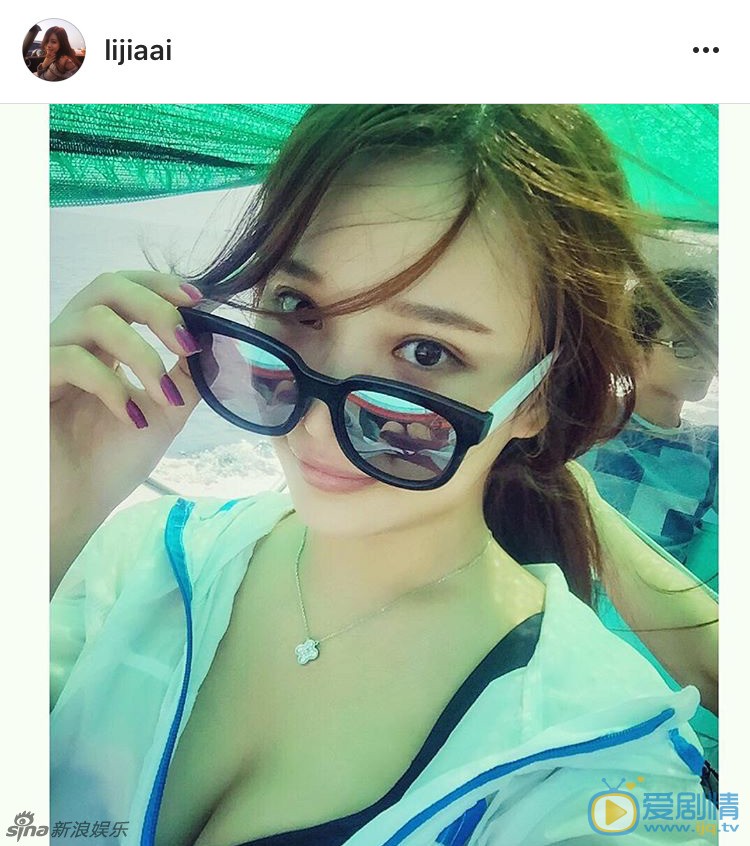 乔任梁前女友李嘉艾海量私照流出，身材傲人脸蛋漂亮。曾晒与乔任梁微信聊天记录