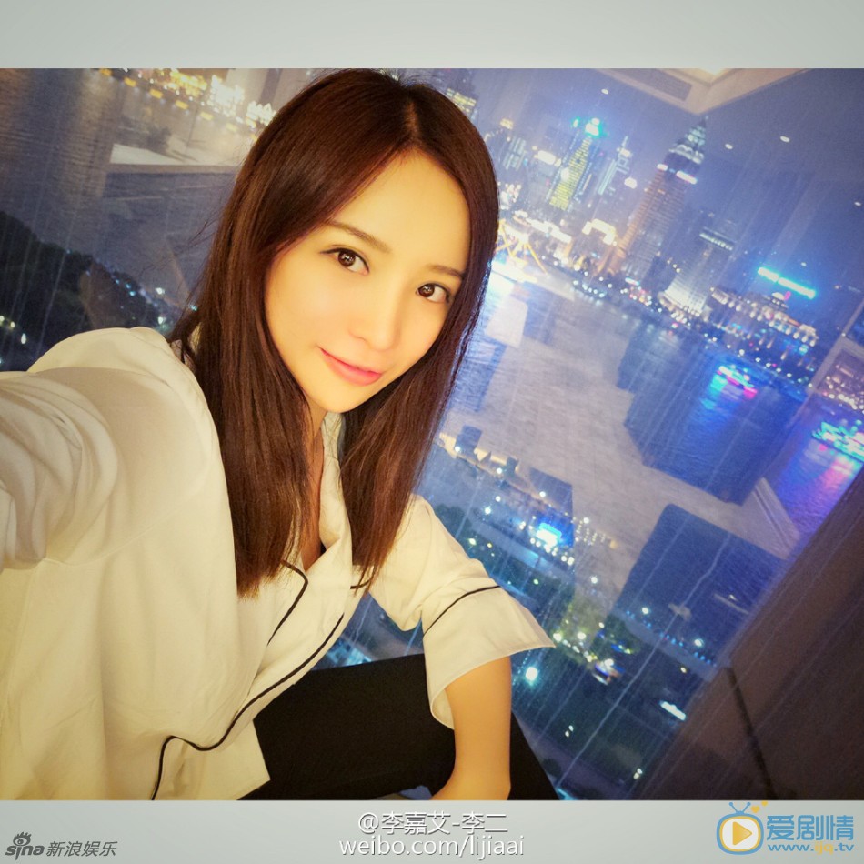 乔任梁前女友李嘉艾海量私照流出，身材傲人脸蛋漂亮。曾晒与乔任梁微信聊天记录