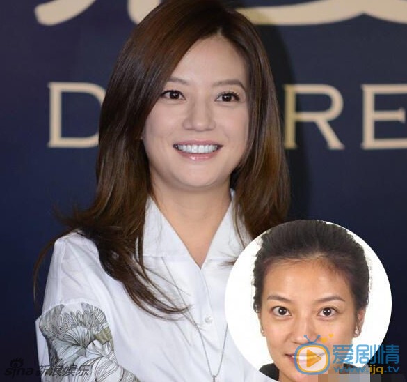 杨幂和男子贴面热聊，亲自涂口红尽显妩媚。盘点当红女星素颜证件照对比