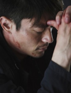 霍建华大方接受媒体的采访 为电影捉迷藏做宣传