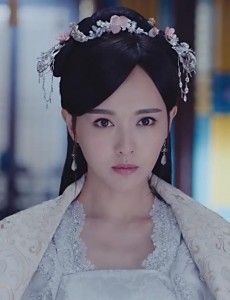 锦绣未央李未央进宫面圣为什么要穿白色的衣服？未央这样做的寓意？
