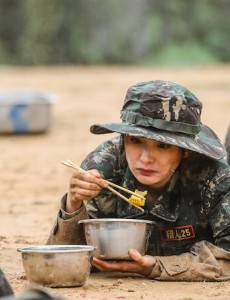 真正男子汉猎人集训杨幂满身泥泞趴地上吃饭，一脸生无可恋惹人心疼
