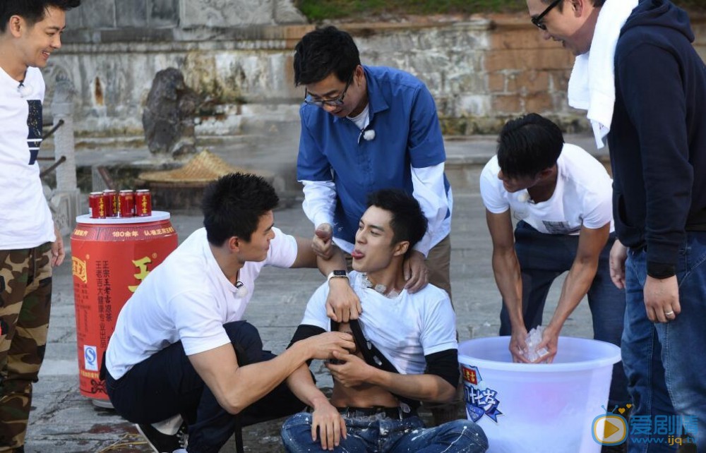 我们十七岁未播花絮:韩东君险被孙杨强吻 “男友力”揽华少基情“kiss”