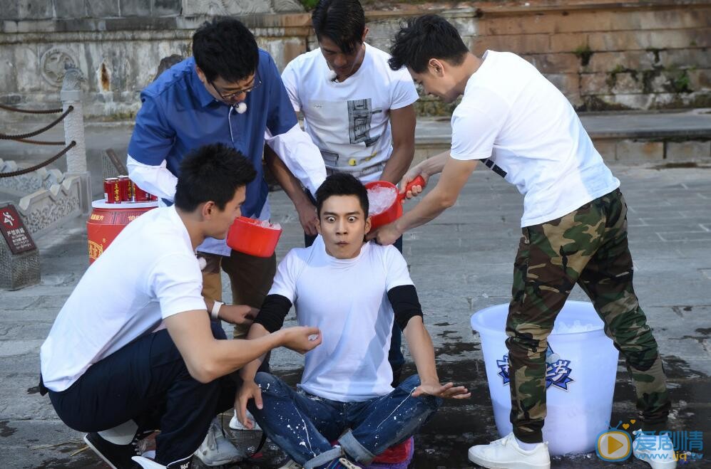 我们十七岁未播花絮：韩东君险被孙杨强吻 &ldquo;男友力&rdquo;揽华少基情&ldquo;kiss&rdquo;