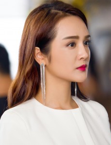 周末父母白洁和亨利陈是什么关系？白洁的身世背景是什么？