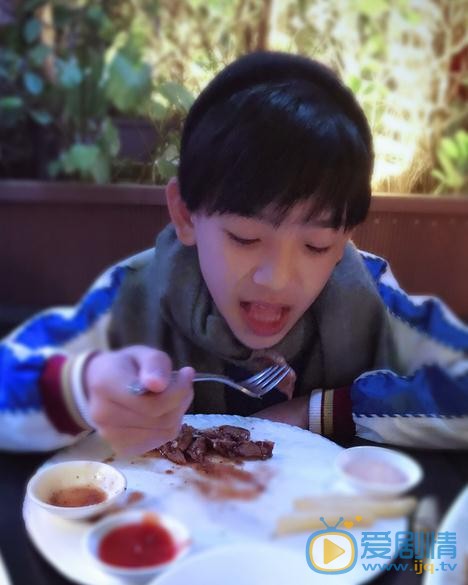 因为遇见你幼年李云恺是谁扮演的？幼年李云恺扮演者黄天崎个人资料及写真生活照欣赏