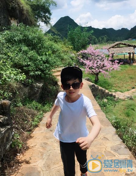 因为遇见你幼年李云恺是谁扮演的？幼年李云恺扮演者黄天崎个人资料及写真生活照欣赏