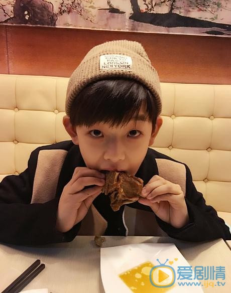 因为遇见你幼年李云恺是谁扮演的？幼年李云恺扮演者黄天崎个人资料及写真生活照欣赏