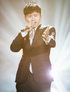 歌手张杰演绎《你就不要想起我》，下场后和李维嘉抱头痛哭